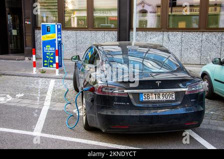 Tesla-Aufladung an einem Ladesaule-Elektrofahrzeug-Ladegerät, Saarbruck, Deutschland Stockfoto