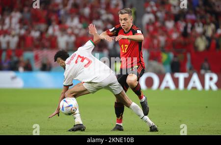 Die marokkanische Noussair Mazraoui und der belgische Leandro Trossard kämpfen um den Ball während eines Fußballspiels zwischen der belgischen Nationalmannschaft der Roten Teufel und Marokko in Gruppe F der FIFA-Weltmeisterschaft 2022 im Al Thumama Stadium, Doha, Staat Katar, am Sonntag, den 27. November 2022. BELGA PHOTO VIRGINIE LEFOUR Stockfoto