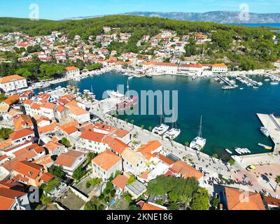 Jelsa Kroatien Stadt und Hafen Hvar Drohne aus der Vogelperspektive Stockfoto
