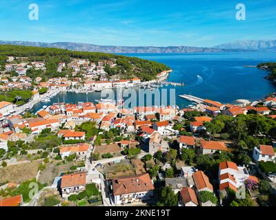 Jelsa Croatia Stadt auf Hvar Drohne aus der Vogelperspektive Stockfoto