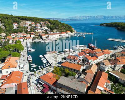 Boote im Hafen Jelsa Croatia auf der Hvar-Drohne aus der Vogelperspektive Stockfoto