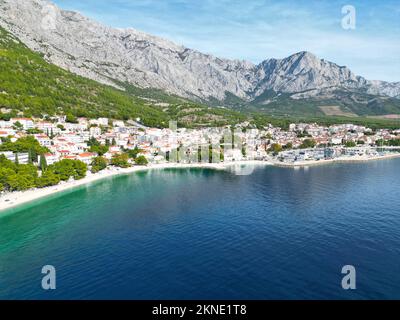 Brela Beach atemberaubende Küste Kroatien Drohne aus der Vogelperspektive Stockfoto