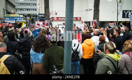 Izmir, Türkei. 27.. November 2022. Tierliebhaber und Aktivisten, die sich mit dem Aufruf der Tierrechtsföderation in Izmir versammelten, protestierten gegen die Tiermassaker in der Türkei. Am 24. November erschienen in sozialen Medien Videoaufnahmen mit einem Bild eines Offiziers in einem Tierheim der Stadt Konya, der einen Hund im Tierheim folterte und tötete. Das führte zu Reaktionen in der ganzen Türkei. Nach den Aufnahmen, die Empörung hervorriefen, wurde eine Untersuchung eingeleitet. Im Anschluss an die Ermittlungen wurden zwei Personen inhaftiert und festgenommen. Kredit: İdil Toffolo/Alamy L. Stockfoto