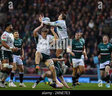 Leicester, Großbritannien. 27.. November 2022. Tom Parton of London Irish springt auf einen Luftball während des Gallagher Premiership-Spiels Leicester Tigers vs London Irish in Mattioli Woods Welford Road, Leicester, Großbritannien, 27.. November 2022 (Foto von Nick Browning/News Images) in Leicester, Großbritannien, am 11./27. November 2022. (Foto von Nick Browning/News Images/Sipa USA) Guthaben: SIPA USA/Alamy Live News Stockfoto