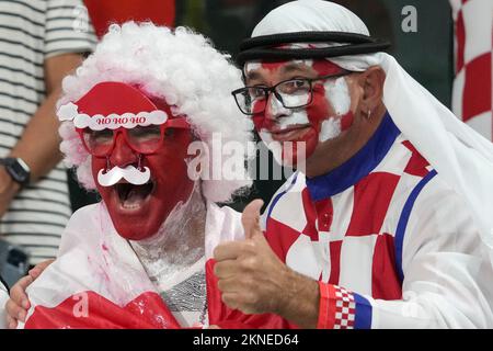 Doha, Katar. 27.. November 2022. Fans reagieren vor dem Spiel der Gruppe F zwischen Kroatien und Kanada auf der FIFA-Weltmeisterschaft 2022 im Khalifa International Stadium in Doha, Katar, am 27. November 2022. Kredit: Li Gang/Xinhua/Alamy Live News Stockfoto