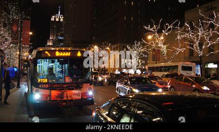 CHICAGO, ILLINOIS, USA - 12. DEZEMBER 2015: Öffentlicher Bus an einem Winterabend kurz vor Weihnachten in der Innenstadt Stockfoto