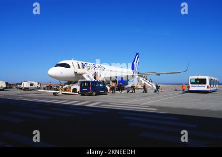 SANTORINI, GRIECHENLAND –24 Okt 2022- Ansicht eines Flugzeugs der griechischen Fluggesellschaft Aegean Airlines (A3) am Santorini Thira International Airport (JTR) operieren Stockfoto