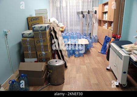 KIEW, UKRAINE - 26. NOVEMBER 2022 - Flaschen mit Wasser werden an einem unbesiegbaren Ort in Kiews Desnianskyi-Viertel gelagert, wo sich die Menschen aufwärmen können Stockfoto