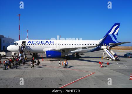 SANTORINI, GRIECHENLAND –24 Okt 2022- Ansicht eines Flugzeugs der griechischen Fluggesellschaft Aegean Airlines (A3) am Santorini Thira International Airport (JTR) operieren Stockfoto