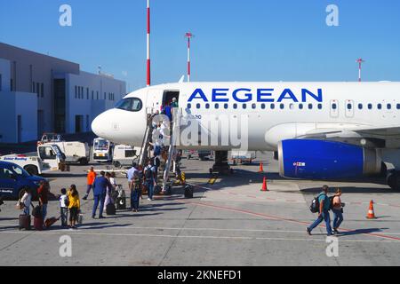 SANTORINI, GRIECHENLAND –24 Okt 2022- Ansicht eines Flugzeugs der griechischen Fluggesellschaft Aegean Airlines (A3) am Santorini Thira International Airport (JTR) operieren Stockfoto