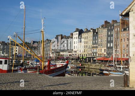 Honfleur, Frankreich. 27.. Aug. 2022. Der alte Hafen (Vieux Bassin) von Honfleur. Honfleur liegt am Südufer der Mündung der seine in den Ärmelkanal im Departement Calvados in der Normandie. Kredit: Alexandra Schuler/dpa/Alamy Live News Stockfoto