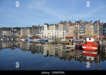 Honfleur, Frankreich. 27.. Aug. 2022. Der alte Hafen (Vieux Bassin) von Honfleur. Honfleur liegt am Südufer der Mündung der seine in den Ärmelkanal im Departement Calvados in der Normandie. Kredit: Alexandra Schuler/dpa/Alamy Live News Stockfoto