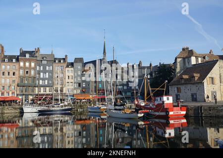 Honfleur, Frankreich. 27.. Aug. 2022. Der alte Hafen (Vieux Bassin) von Honfleur. Honfleur liegt am Südufer der Mündung der seine in den Ärmelkanal im Departement Calvados in der Normandie. Kredit: Alexandra Schuler/dpa/Alamy Live News Stockfoto