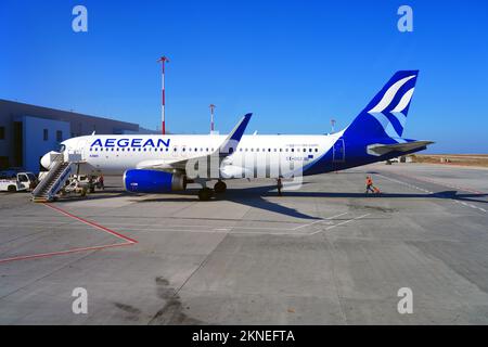 SANTORINI, GRIECHENLAND –24 Okt 2022- Ansicht eines Flugzeugs der griechischen Fluggesellschaft Aegean Airlines (A3) am Santorini Thira International Airport (JTR) operieren Stockfoto