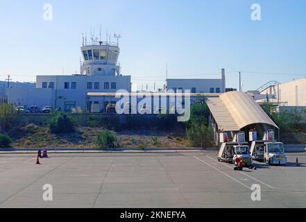 SANTORIN, GRIECHENLAND – 24. Okt 2022 – Blick auf den von Fraport betriebenen Internationalen Flughafen Santorini Thira (JTR). Stockfoto