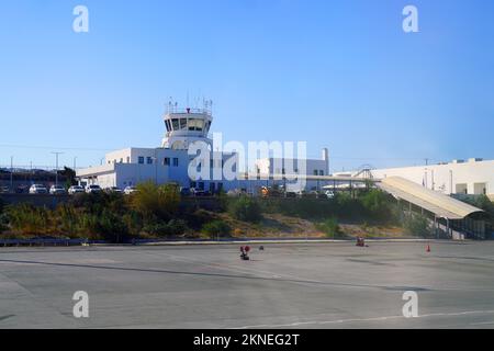 SANTORIN, GRIECHENLAND – 24. Okt 2022 – Blick auf den von Fraport betriebenen Internationalen Flughafen Santorini Thira (JTR). Stockfoto