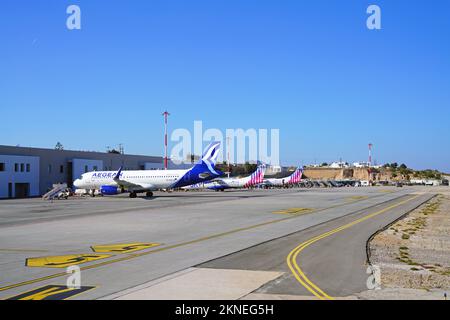 SANTORINI, GRIECHENLAND –24 Okt 2022- Ansicht eines Flugzeugs der griechischen Fluggesellschaft Aegean Airlines (A3) am Santorini Thira International Airport (JTR) operieren Stockfoto