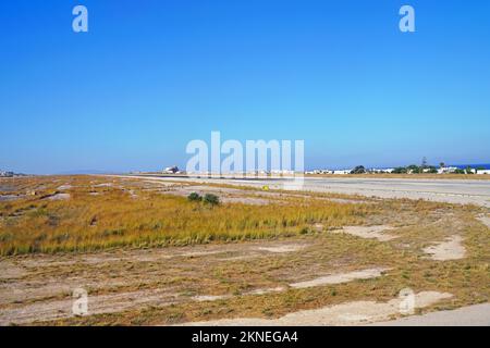 SANTORIN, GRIECHENLAND – 24. Okt 2022 – Blick auf den von Fraport betriebenen Internationalen Flughafen Santorini Thira (JTR). Stockfoto