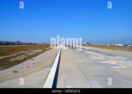 SANTORIN, GRIECHENLAND – 24. Okt 2022 – Blick auf den von Fraport betriebenen Internationalen Flughafen Santorini Thira (JTR). Stockfoto