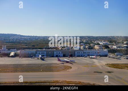 SANTORIN, GRIECHENLAND – 24. Okt 2022 – Blick auf den von Fraport betriebenen Internationalen Flughafen Santorini Thira (JTR). Stockfoto