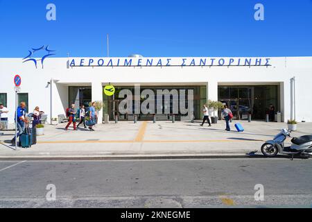 SANTORIN, GRIECHENLAND – 24. Okt 2022 – Blick auf den von Fraport betriebenen Internationalen Flughafen Santorini Thira (JTR). Stockfoto