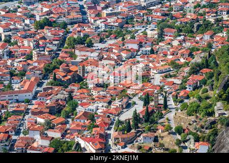 Panoramafoto über Kalambaka von den Meteora-Klöstern in Thessalien in Griechenland, Europa. Stockfoto