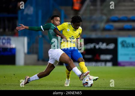 Lommels Rafik Belghali und Beverens Taofeek Ismaheel in Aktion während eines Fußballspiels zwischen SK Beveren und Lommel SK am Sonntag, den 27. November 2022 in Beveren-Waas, am 15. Tag der 1B. Zweiten Division der belgischen Meisterschaft „Challenger Pro League“ 2022-2023. BELGA FOTO KRISTOF VAN ACCOM Stockfoto