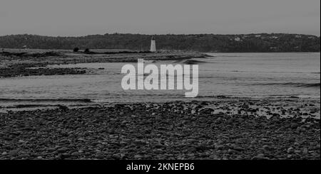 Blick auf den Maugers Beach Lighthouse vom Strand auf McNabs Island halifax Nova scotia canada Stockfoto