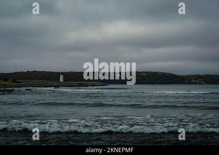 Blick auf den Maugers Beach Lighthouse vom Strand auf McNabs Island halifax Nova scotia canada Stockfoto