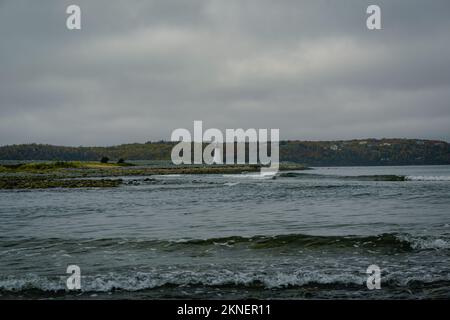 Blick auf den Maugers Beach Lighthouse vom Strand auf McNabs Island halifax Nova scotia canada Stockfoto