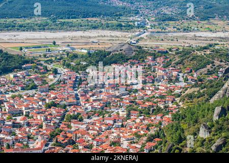 Panoramafoto über Kalambaka von den Meteora-Klöstern in Thessalien in Griechenland, Europa. Stockfoto