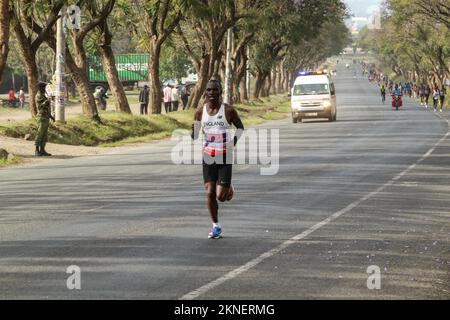 Nakuru, Kenia. 27.. November 2022. Ein Athlet tritt beim Stanbic Nakuru City Marathon in Nakuru gegeneinander an. Dies war der zweite jährliche Marathon, der von der Stanbic Bank und der Nakuru County-Regierung gesponsert wurde. Er umfasste 21km, 15km und 5km Rennen. Kredit: SOPA Images Limited/Alamy Live News Stockfoto