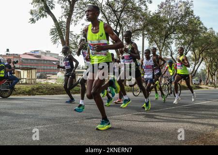 Nakuru, Kenia. 27.. November 2022. Sportler treten beim Stanbic Nakuru City Marathon in Nakuru gegeneinander an. Dies war der zweite jährliche Marathon, der von der Stanbic Bank und der Nakuru County-Regierung gesponsert wurde. Er umfasste 21km, 15km und 5km Rennen. Kredit: SOPA Images Limited/Alamy Live News Stockfoto