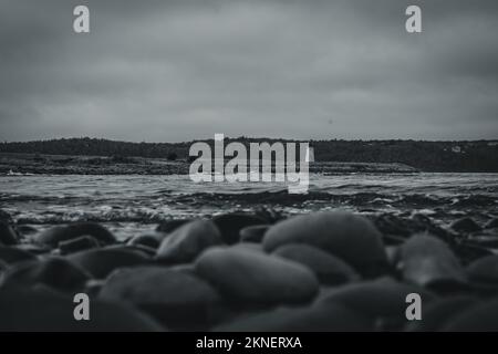 Blick auf den Maugers Beach Lighthouse vom Strand auf McNabs Island halifax Nova scotia canada bei Ebbe Stockfoto