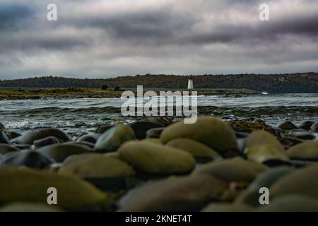 Blick auf den Maugers Beach Lighthouse vom Strand auf McNabs Island halifax Nova scotia canada bei Ebbe Stockfoto