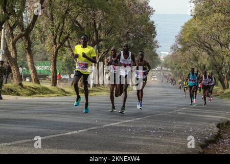 Nakuru, Kenia. 27.. November 2022. Sportler treten beim Stanbic Nakuru City Marathon in Nakuru gegeneinander an. Dies war der zweite jährliche Marathon, der von der Stanbic Bank und der Nakuru County-Regierung gesponsert wurde. Er umfasste 21km, 15km und 5km Rennen. (Foto: James Wakibia/SOPA Images/Sipa USA) Guthaben: SIPA USA/Alamy Live News Stockfoto