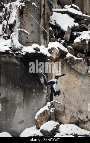 Nicht exklusiv: BORODIANKA, UKRAINE - 22. NOVEMBER 2022 - das Wandgemälde des englischen Straßenkünstlers Banksy zeigt einen Turner, wie er an der Wand eines zu sehen ist Stockfoto