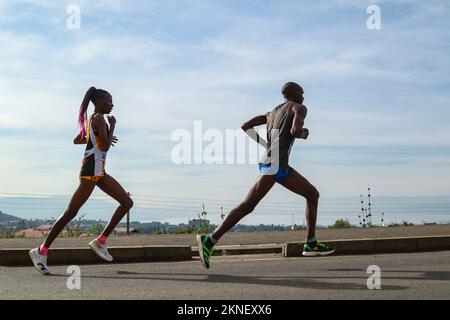 Nakuru, Kenia. 27.. November 2022. Sportler treten beim Stanbic Nakuru City Marathon in Nakuru gegeneinander an. Dies war der zweite jährliche Marathon, der von der Stanbic Bank und der Nakuru County-Regierung gesponsert wurde. Er umfasste 21km, 15km und 5km Rennen. (Foto: James Wakibia/SOPA Images/Sipa USA) Guthaben: SIPA USA/Alamy Live News Stockfoto