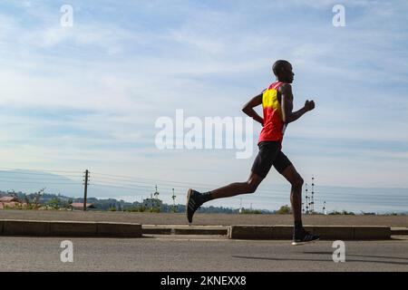 Nakuru, Kenia. 27.. November 2022. Ein Athlet tritt beim Stanbic Nakuru City Marathon in Nakuru gegeneinander an. Dies war der zweite jährliche Marathon, der von der Stanbic Bank und der Nakuru County-Regierung gesponsert wurde. Er umfasste 21km, 15km und 5km Rennen. (Foto: James Wakibia/SOPA Images/Sipa USA) Guthaben: SIPA USA/Alamy Live News Stockfoto