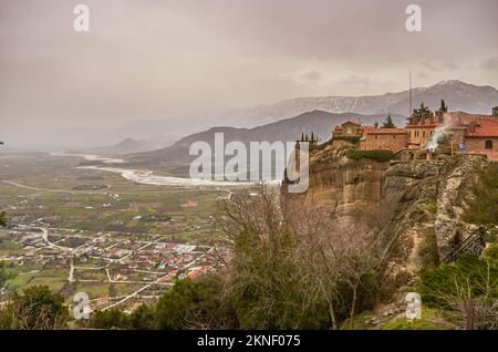 Das Heilige Kloster von St. Stephen oder Agios Stephanos in Meteora in Kalambaka, Griechenland Stockfoto