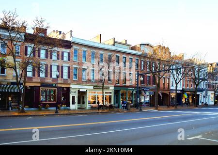 Skaneateles, New York, USA. 4. November 2022. Charmante Geschäfte und Boutiquen im Dorfzentrum von Skaneateles, New York an einem ruhigen Herbstmorgen Stockfoto