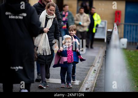 London, Großbritannien. 27.. November 2022. Eine Familie kommt zum zweiten Spiel der Vitality Women's FA Cup zwischen Dulwich Hamlet und Gillingham. Champion Hill, Dulwich. Kredit: Liam Asman/Alamy Live News Stockfoto