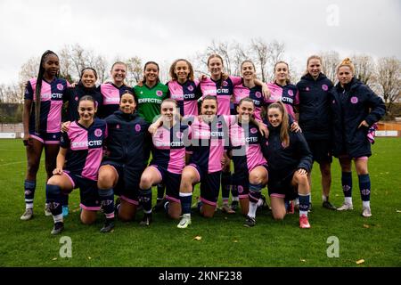 London, Großbritannien. 27.. November 2022. Spieler des Dulwich Hamlet vor dem zweiten Spiel der Vitality Women’s FA Cup der zweiten Runde zwischen Dulwich Hamlet und Gillingham. Champion Hill, Dulwich. Kredit: Liam Asman/Alamy Live News Stockfoto