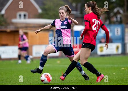 London, Großbritannien. 27.. November 2022. Rebecca May (11 Dulwich Hamlet) in Aktion während des zweiten Spiels der Vitality Women’s FA Cup Second Round zwischen Dulwich Hamlet und Gillingham. Champion Hill, Dulwich. Kredit: Liam Asman/Alamy Live News Stockfoto