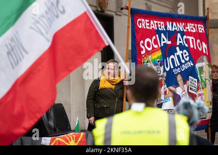 Manchester, Großbritannien. 27.. November 2022. Unite Union Banner am Sonntag, den 27. November eine Kundgebung am St. Peter's Square Manchester UK zur Unterstützung des Aufstands im Iran. Bild GARYROBERTS/WORLDWIDEFEATURES.COM Kredit: GaryRobertsphotography/Alamy Live News Kredit: GaryRobertsphotography/Alamy Live News Stockfoto