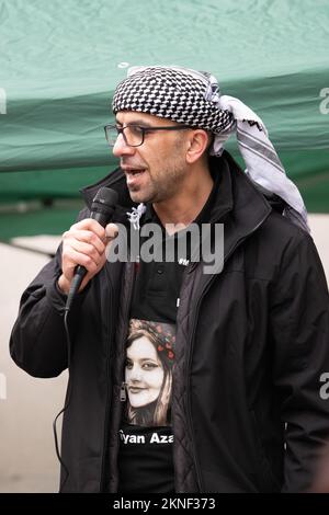 Manchester, Großbritannien. 27.. November 2022. Mann mit Mahsa-Amini-T-Shirt, der am Sonntag, den 27. November, auf dem St. Peter's Square Manchester UK zur Unterstützung des Aufstands im Iran sprach. Bild GARYROBERTS/WORLDWIDEFEATURES.COM Kredit: GaryRobertsphotography/Alamy Live News Kredit: GaryRobertsphotography/Alamy Live News Stockfoto