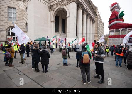 Manchester, Großbritannien. 27.. November 2022. Sonntag, 27. November eine Kundgebung am St. Peter's Square Manchester UK zur Unterstützung des Aufstands im Iran. Bild GARYROBERTS/WORLDWIDEFEATURES.COM Kredit: GaryRobertsphotography/Alamy Live News Kredit: GaryRobertsphotography/Alamy Live News Stockfoto