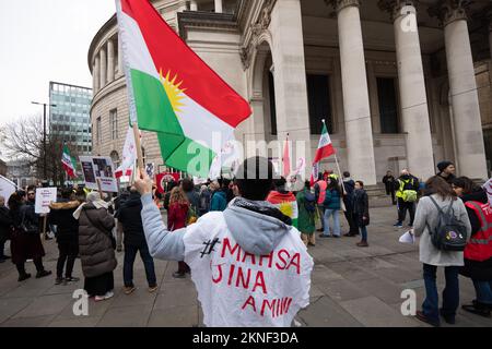 Manchester, Großbritannien. 27.. November 2022. Ein Mann mit Umhang, der Mahsa Amini nennt. Sonntag, 27. November eine Kundgebung am St. Peter's Square Manchester UK zur Unterstützung des Aufstands im Iran. Bild GARYROBERTS/WORLDWIDEFEATURES.COM Kredit: GaryRobertsphotography/Alamy Live News Kredit: GaryRobertsphotography/Alamy Live News Stockfoto