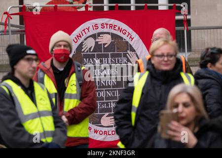 Manchester, Großbritannien. 27.. November 2022. Banner des Manchester Trades Union council. Sonntag, 27. November eine Kundgebung am St. Peter's Square Manchester UK zur Unterstützung des Aufstands im Iran. Bild GARYROBERTS/WORLDWIDEFEATURES.COM Kredit: GaryRobertsphotography/Alamy Live News Kredit: GaryRobertsphotography/Alamy Live News Stockfoto