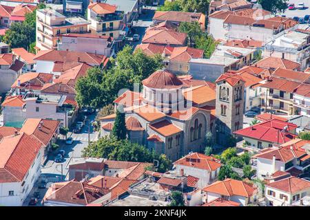 Panoramafoto über St. Vissarion Heilige Metropolitankirche in Kalambaka aus den Meteora-Klöstern in Thessalien in Griechenland, Europa. Stockfoto